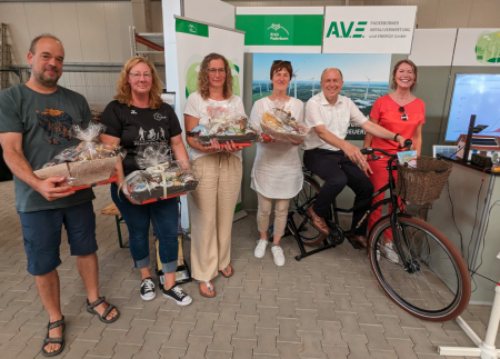 Landrat Christoph Rüther (sitzend) überreichte mit Edith Rehmann-Decker (Amtsleiterin Wirtschaft & Tourismus, r.) im Rahmen des Kreisbauhoffestes Präsente an (v.l.) Markus Bücker, Sabrina Kempa, Angelika Brockhoff und Anja Lücking. 